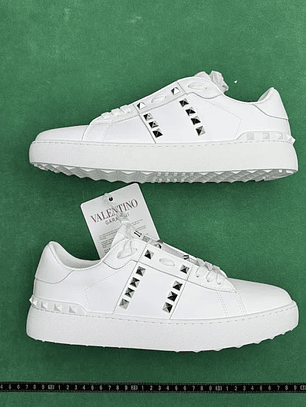 Valentino Garavani Rockstud Untitled