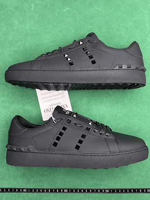 Valentino Garavani Rockstud Untitled