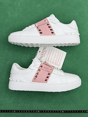 Valentino Garavani Rockstud Untitled