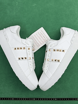 Valentino Garavani Rockstud Untitled 