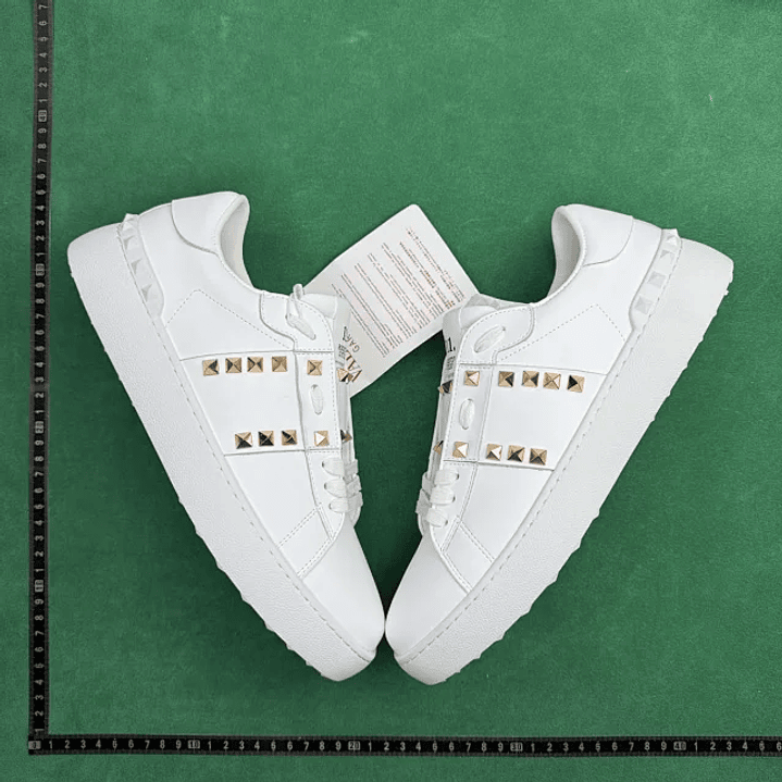 Valentino Garavani Rockstud Untitled  2