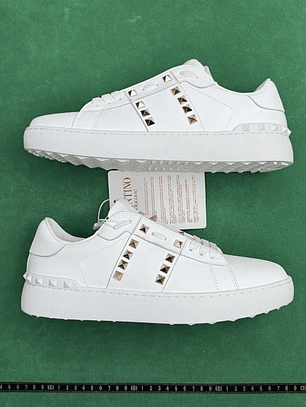 Valentino Garavani Rockstud Untitled 