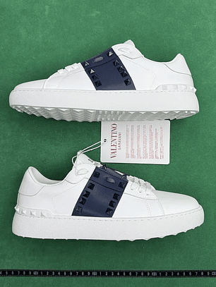 Valentino Garavani Rockstud Untitled