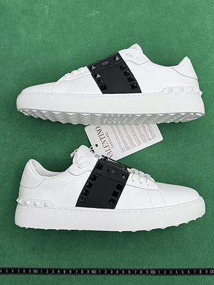 Valentino Garavani Rockstud Untitled 