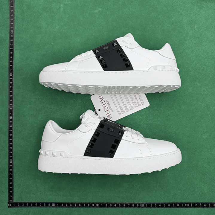 Valentino Garavani Rockstud Untitled  1