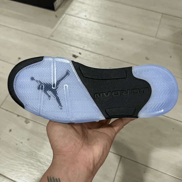 AJ 5  Low White Wolf Grey 4