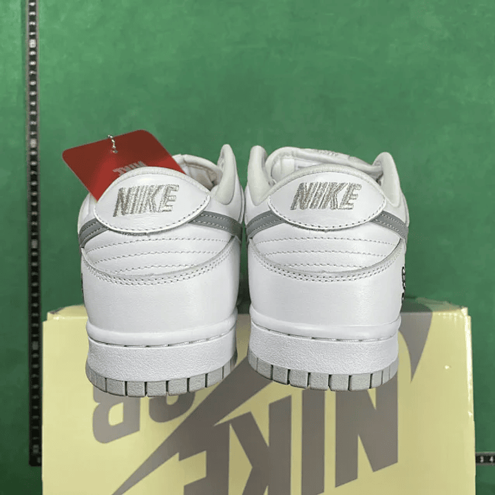 Dunk SB Supreme 94 White Metallic Silver 7