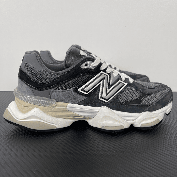 9060 Black Phantom Magnet 1