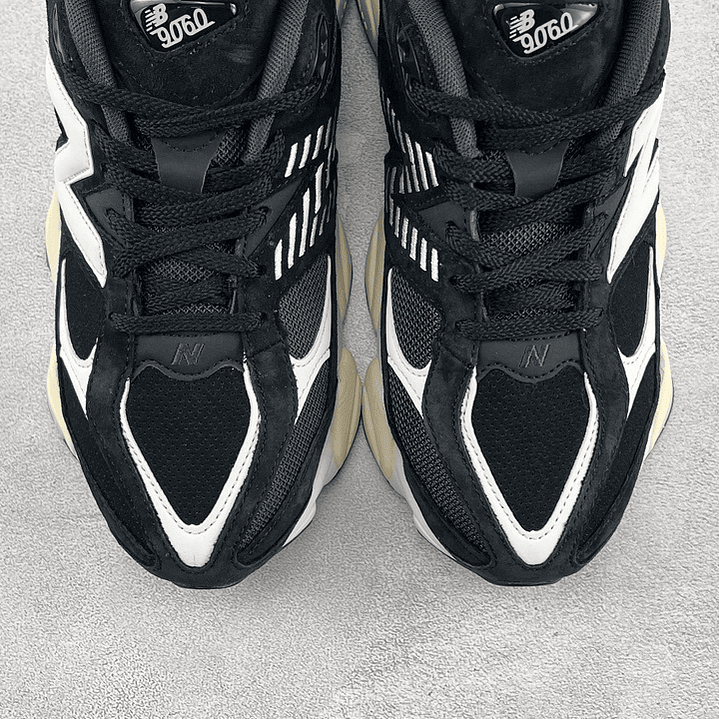 9060 Black White Classic 3