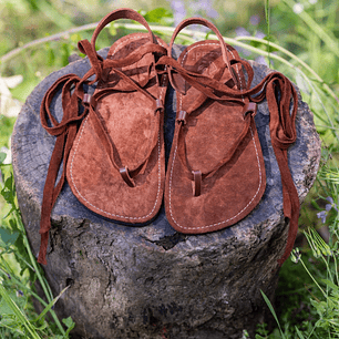 Sandalia Lumina - Café con cordón de cuero