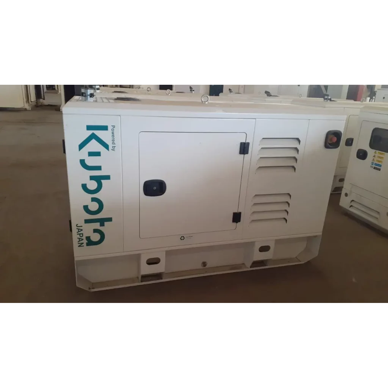 Planta Eléctrica Diésel Power Motors 20kVA Kubota KT18 Cabinada 3F 4