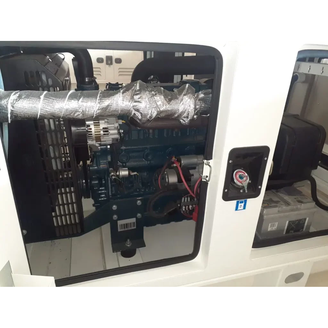 Planta Eléctrica Diésel Power Motors 39.7kVA Kubota KT36 Cabinada 3F 3