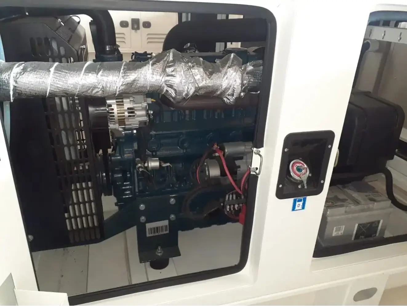 Planta Eléctrica Diésel Power Motors 39.7kVA Kubota KT36 Cabinada 3F - Foto 3 | aztools.co