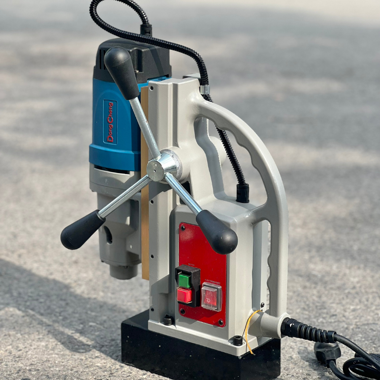 Taladro Magnético Dongcheng DJC23: 1500W, 23-50mm, Versátil y Robusto 4