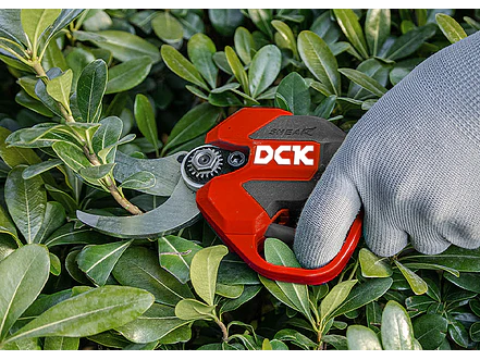 Tijera para Podar Ramas Inalámbrica DCK KDYD35S 20V 35mm Incluye Batería y Cargador - Foto 3 | aztools.co
