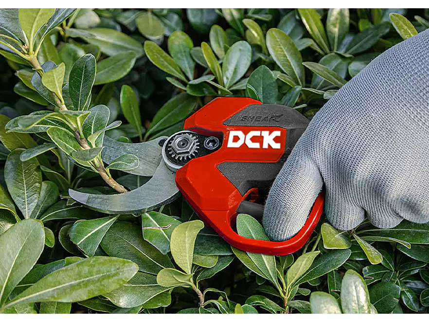 Tijera para Podar Ramas Inalámbrica DCK KDYD35S 20V 35mm Incluye Batería y Cargador - Foto 3 | aztools.co