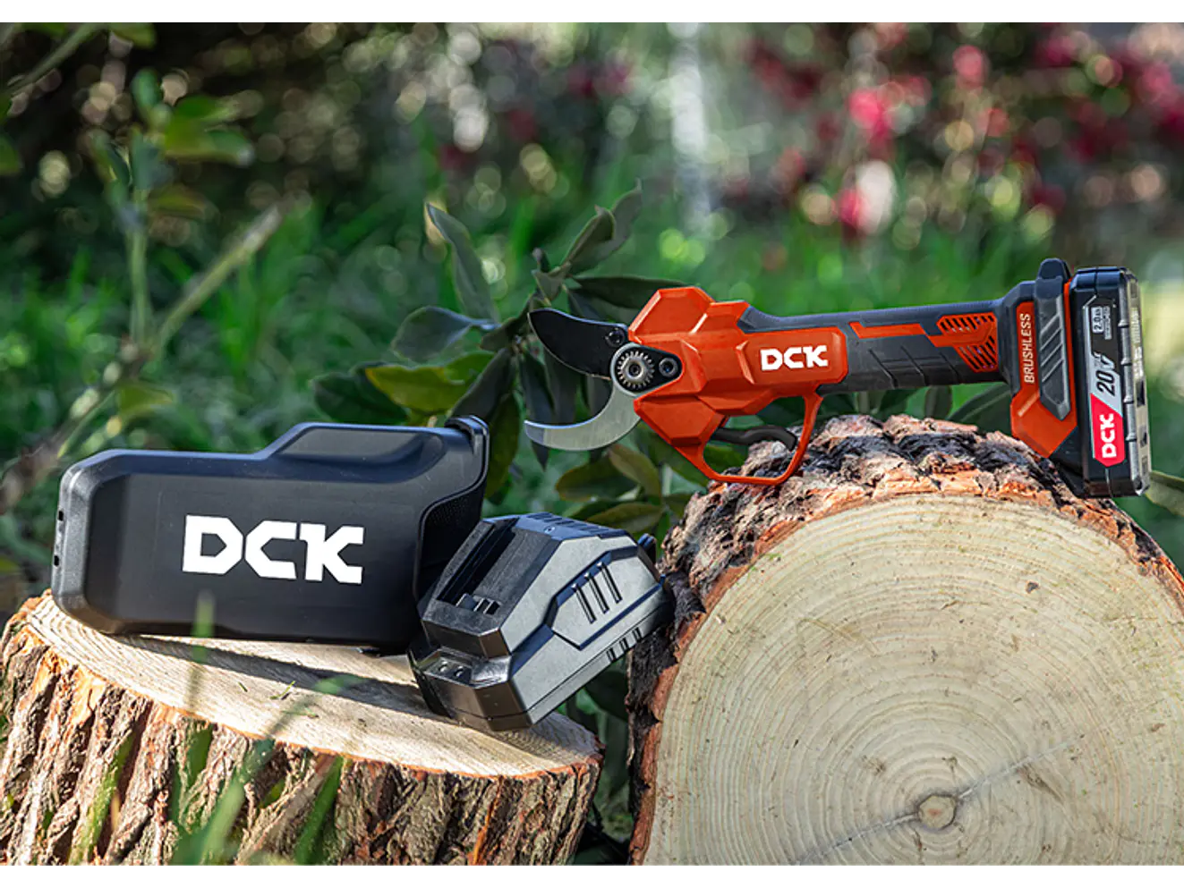 Tijera para Podar Ramas Inalámbrica DCK KDYD35S 20V 35mm Incluye Batería y Cargador - Foto 4 | aztools.co