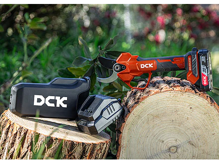 Tijera para Podar Ramas Inalámbrica DCK KDYD35S 20V 35mm Incluye Batería y Cargador - Foto 4 | aztools.co