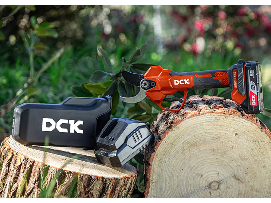Tijera para Podar Ramas Inalámbrica DCK KDYD35S 20V 35mm Incluye Batería y Cargador - Foto 4 | aztools.co