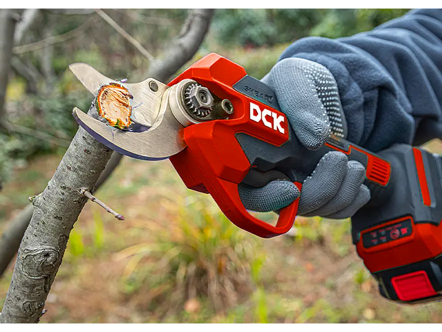Tijera para Podar Ramas Inalámbrica DCK KDYD35S 20V 35mm Incluye Batería y Cargador - Foto 5 | aztools.co
