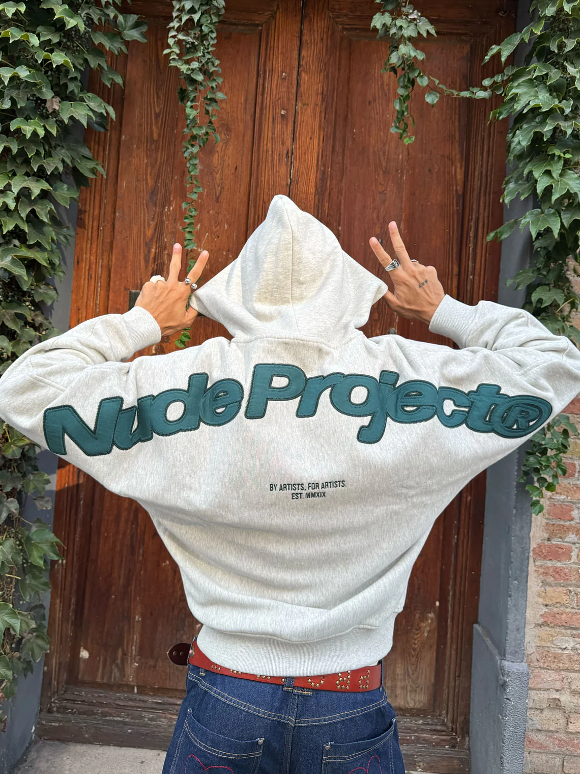 Polerón Hoodie Nude Project Grey con Capucha y Logo Bordado 1