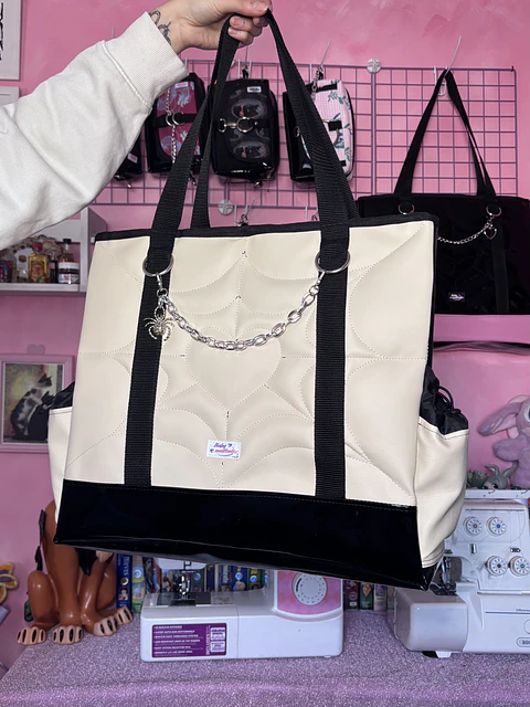 Maxi corazón cuerina beige con charol