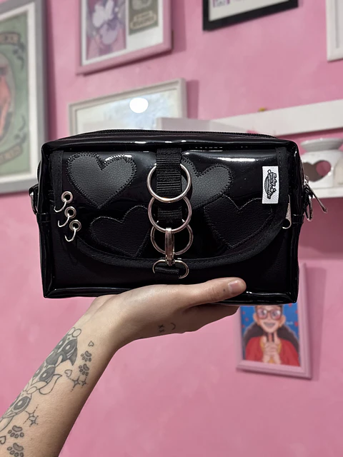 Banano cartera corazones cuerina negra