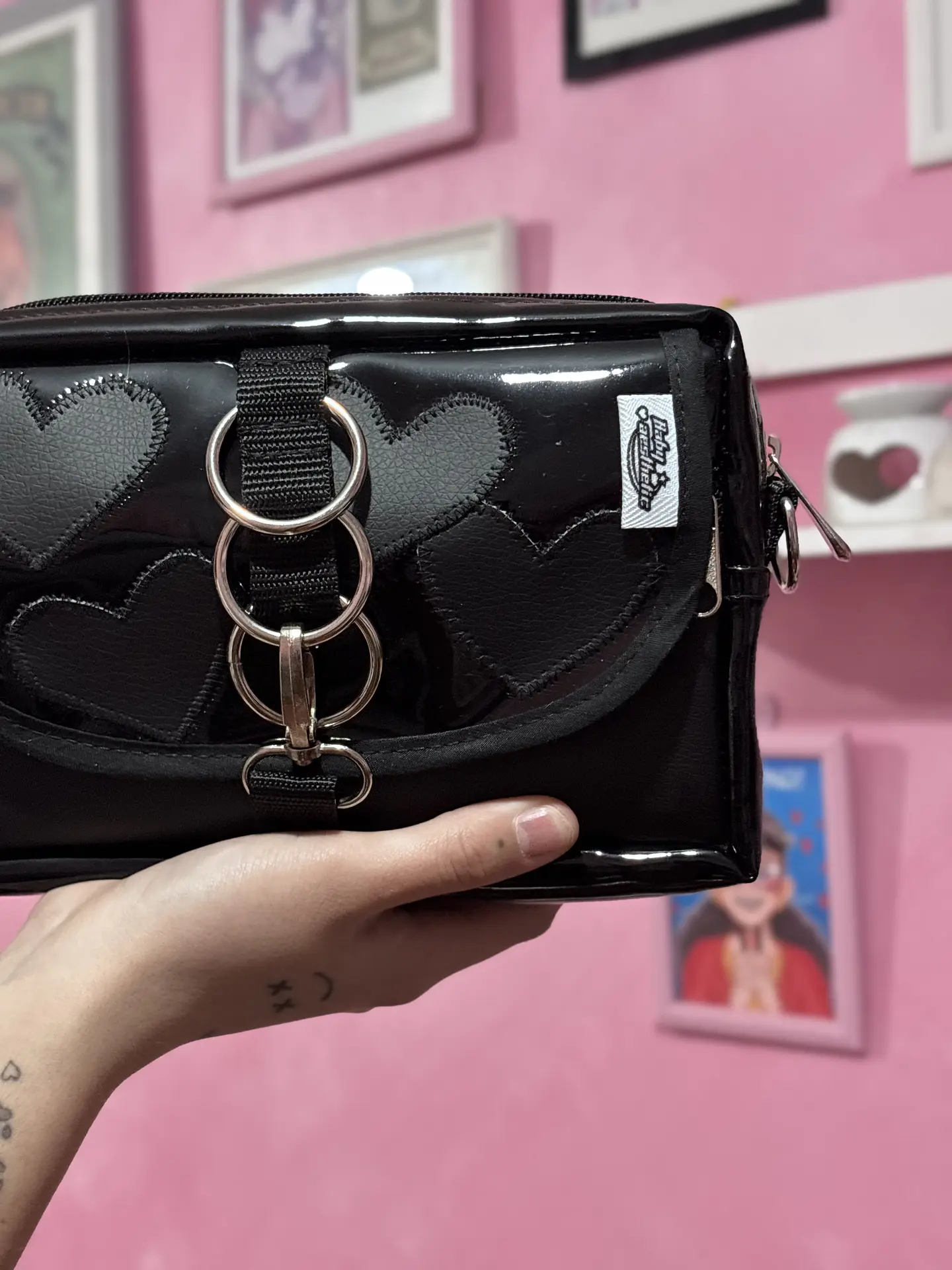 Banano cartera corazones cuerina negra 2