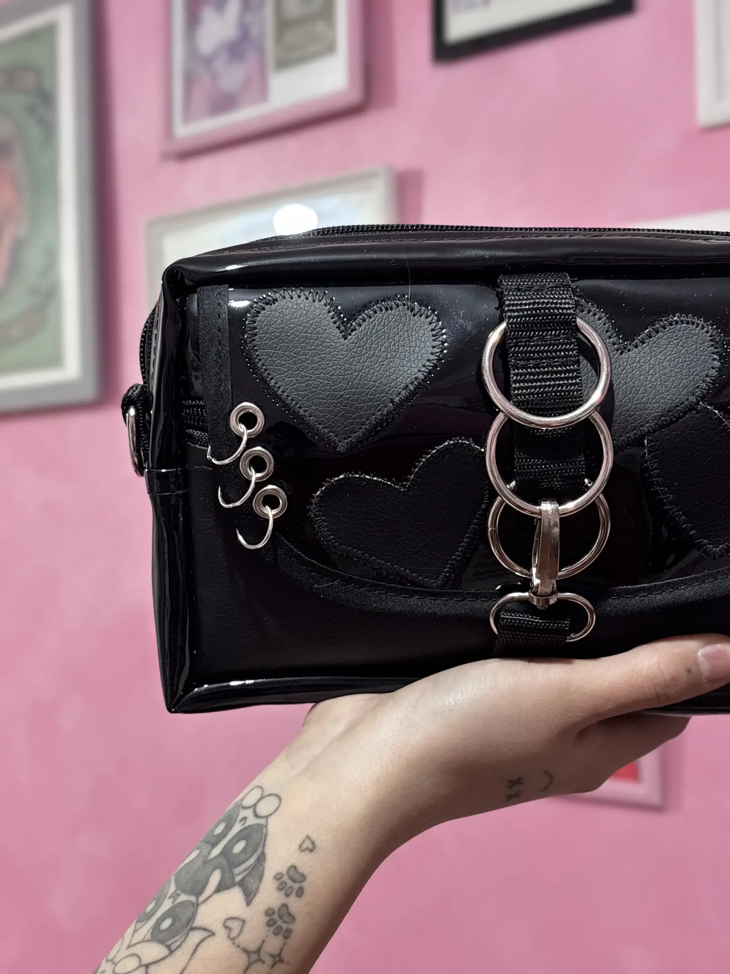 Banano cartera corazones cuerina negra 3
