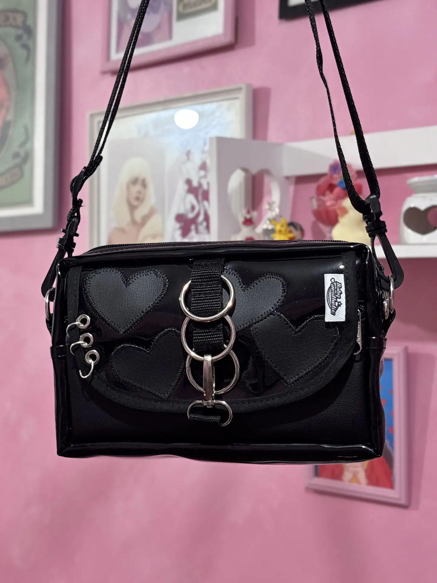 Banano cartera corazones cuerina negra 4