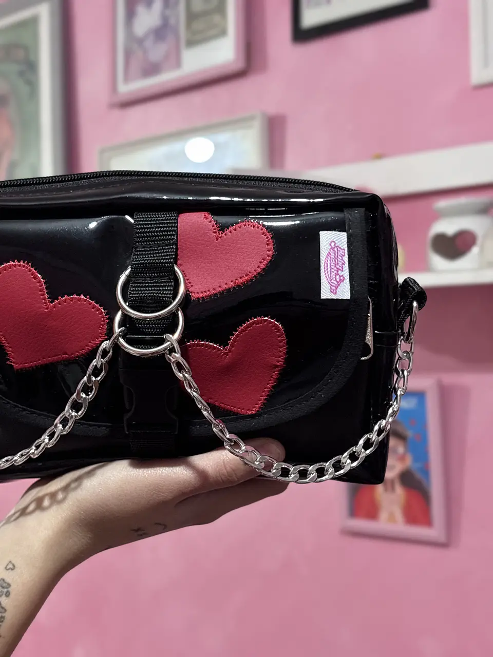 Banano cartera corazones cuerina roja  2