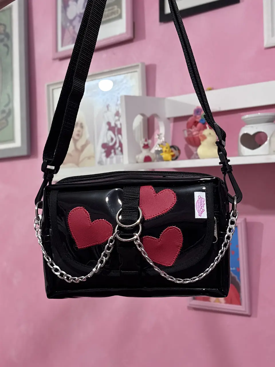 Banano cartera corazones cuerina roja  3