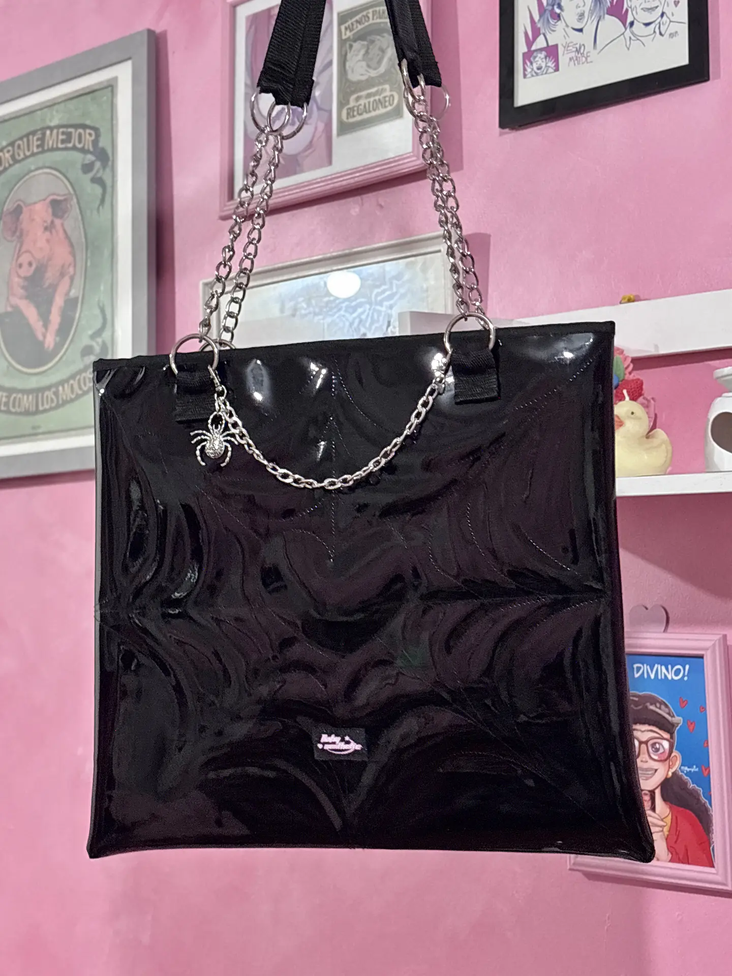 Totebag corazón charol asa cadena 1