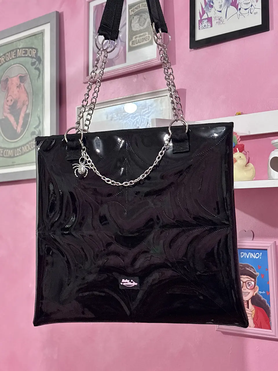 Totebag corazón charol asa cadena 1