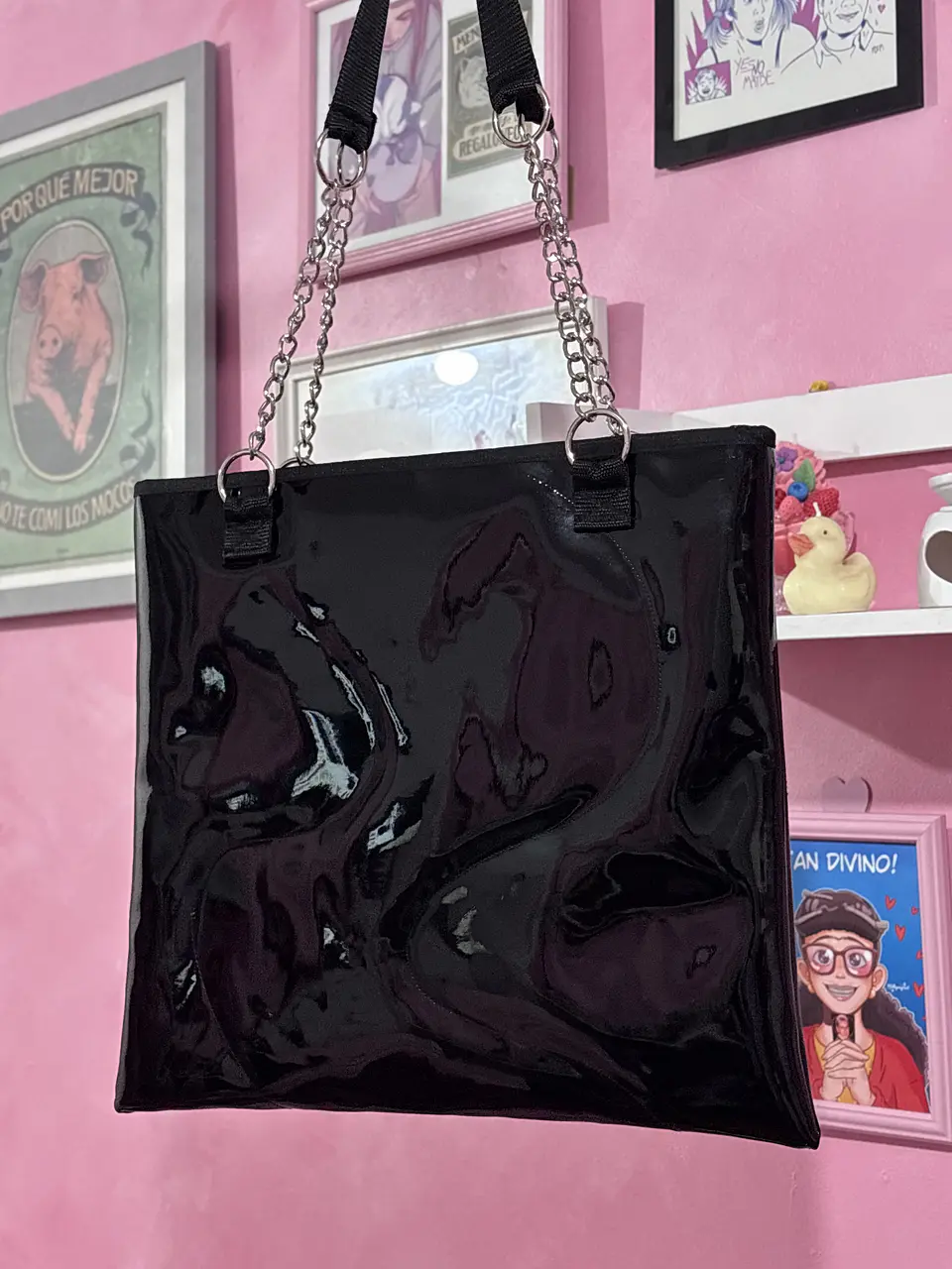 Totebag corazón charol asa cadena 2