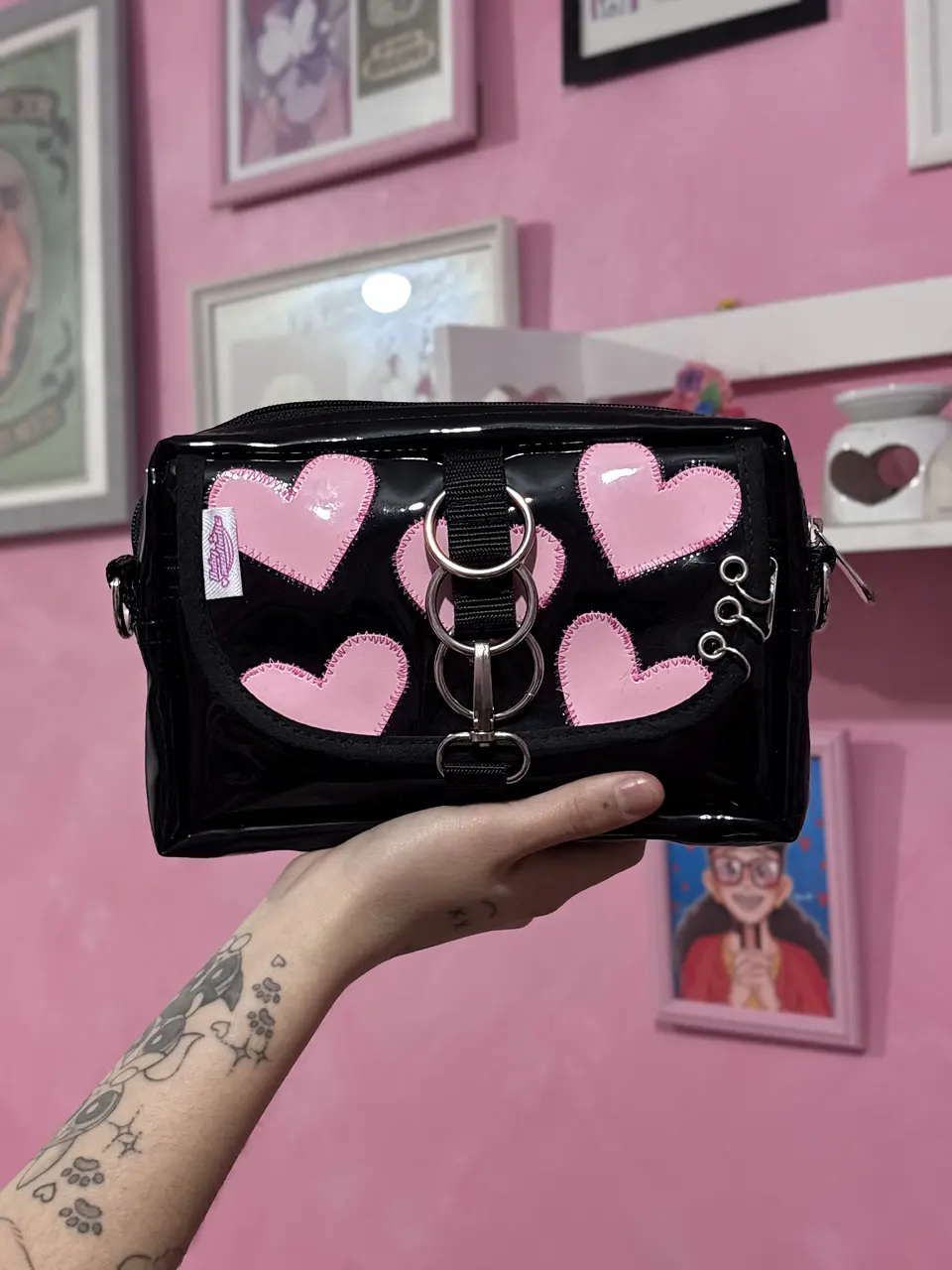 Banano cartera corazones charol rosa 1