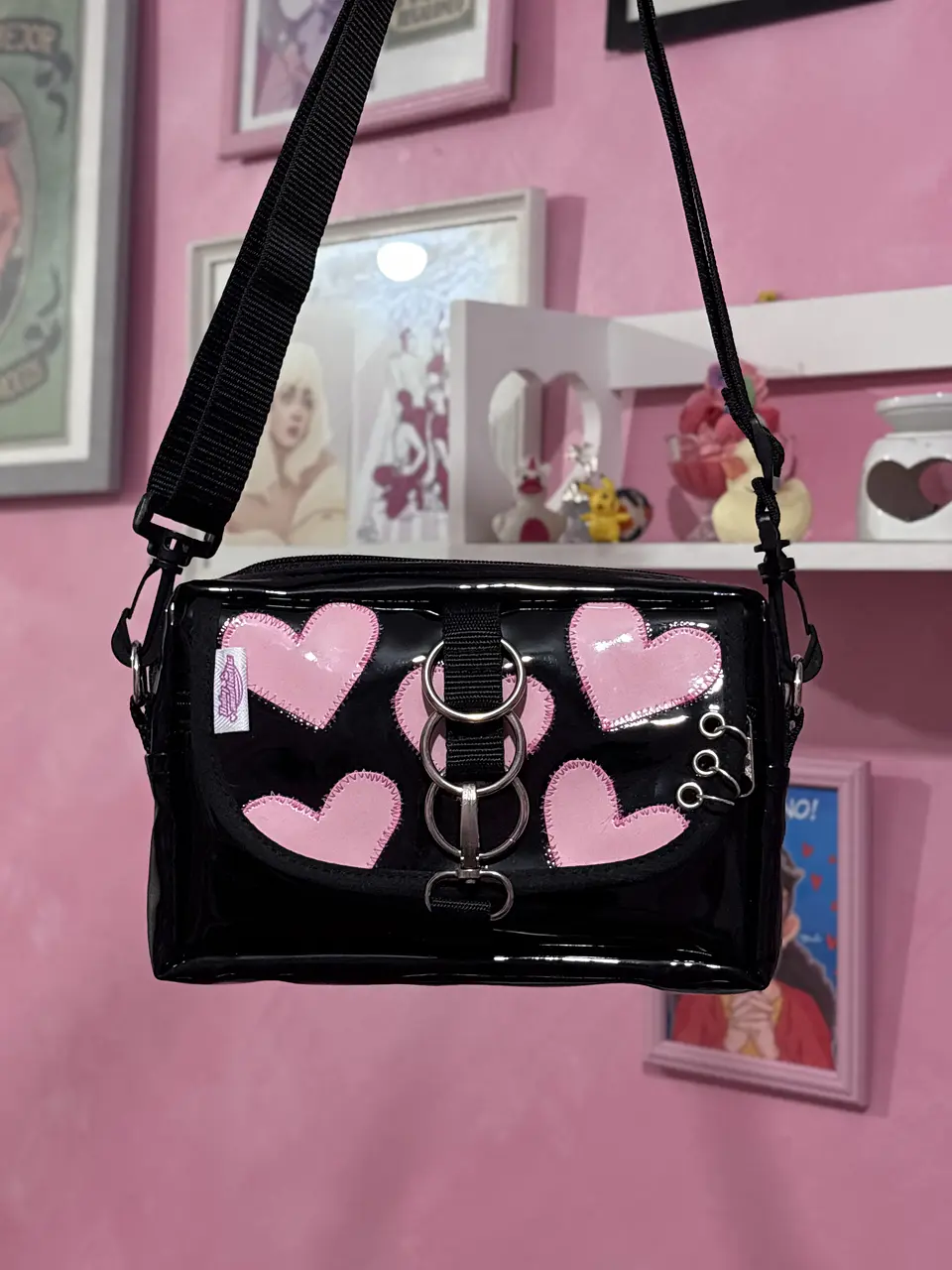 Banano cartera corazones charol rosa 3