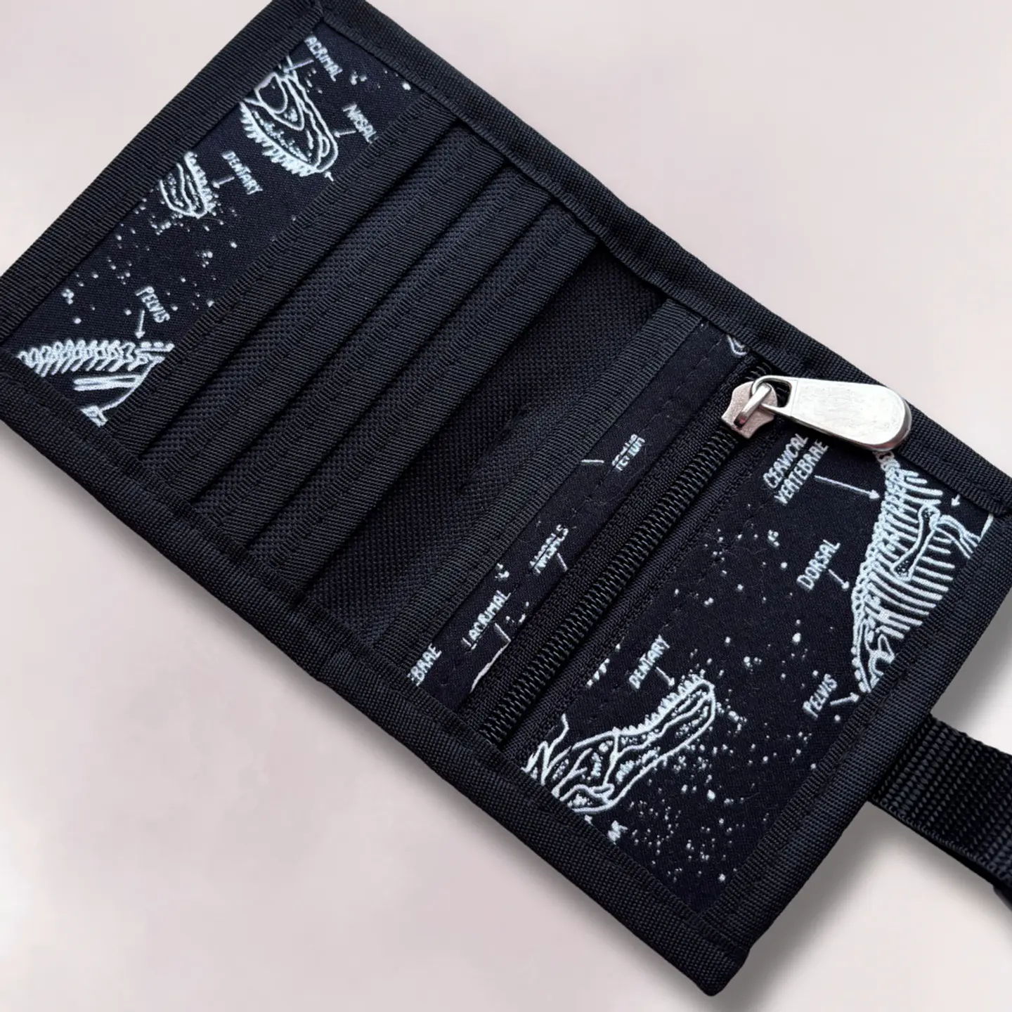 Billetera cuerina negra con dinosaurios  5