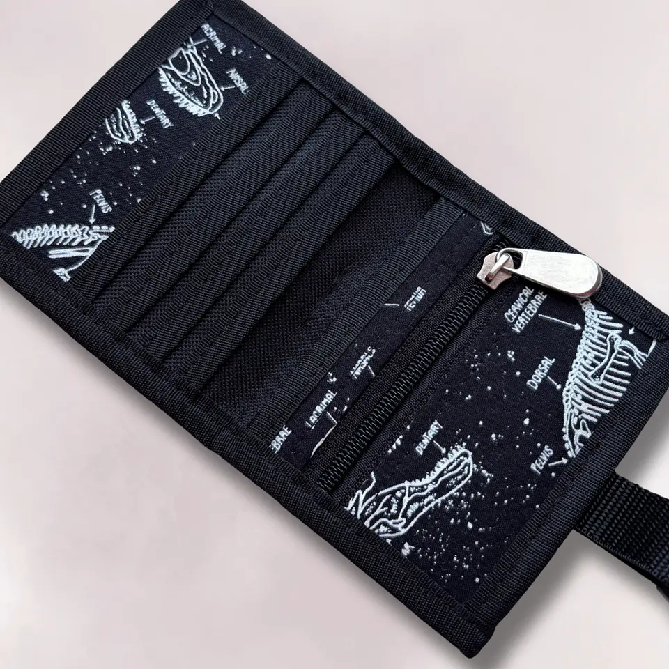 Billetera cuerina negra con dinosaurios  5