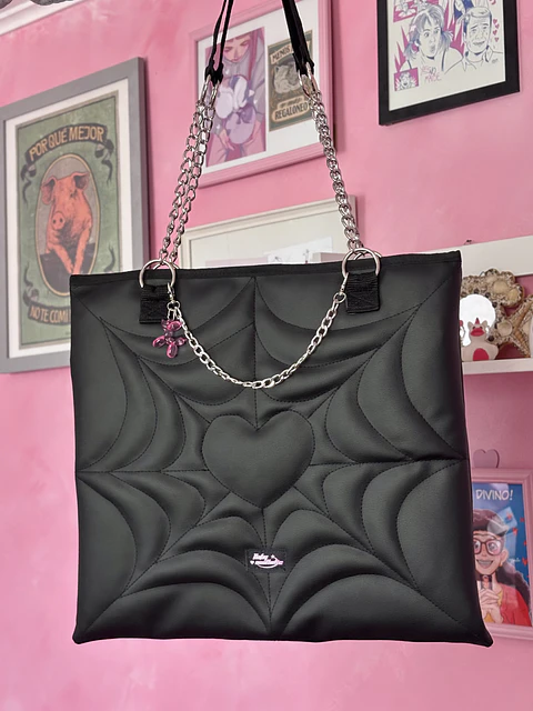 Totebag corazón cuerina negra asa cadena