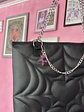 Totebag corazón cuerina negra asa cadena - Miniatura 3