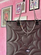 Totebag corazón cuerina café asa cadena - Miniatura 3