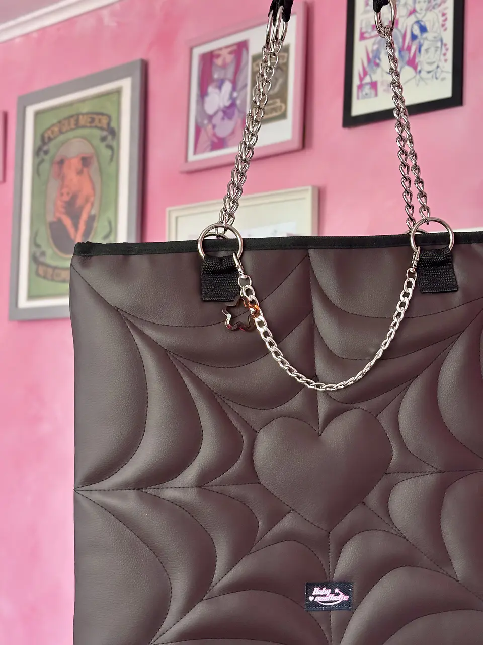 Totebag corazón cuerina café asa cadena 3