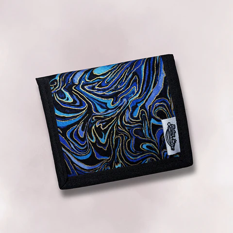 Billetera distorsión azul y toques dorados
