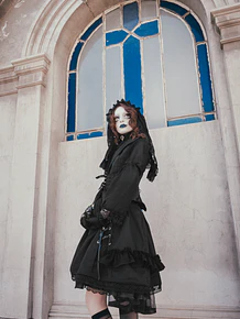 Falda negra ojetillos 