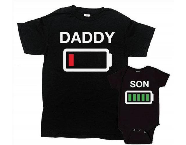 Conjuto de camisetas para papa y bebe low batery