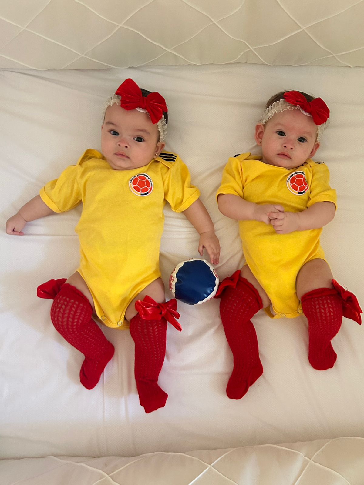 Gemelas vestidas con la selección Colombia Baby Monster