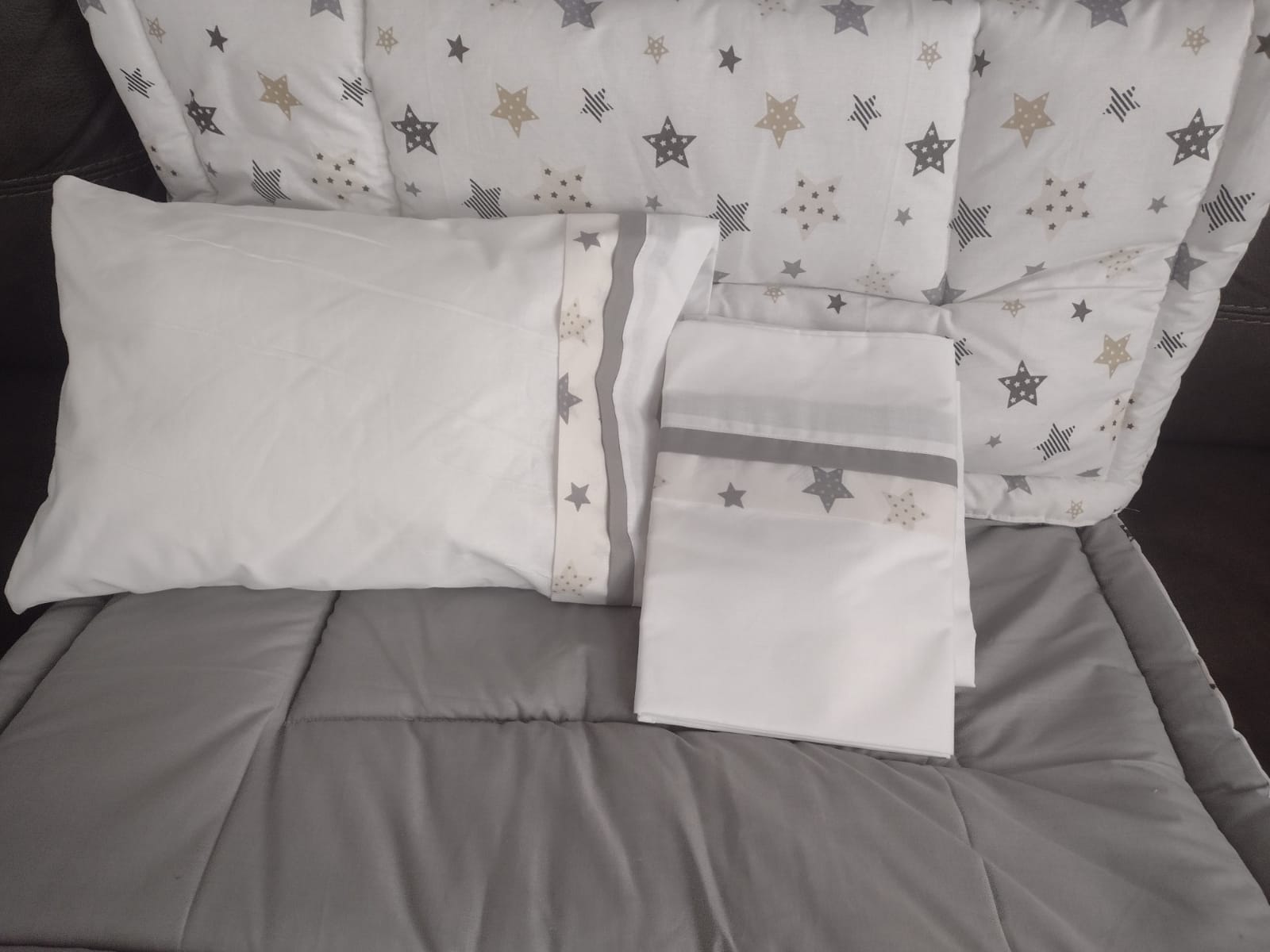 Kit de Cuna - Blanco Estrellas Tonos Grises - Gris Liso