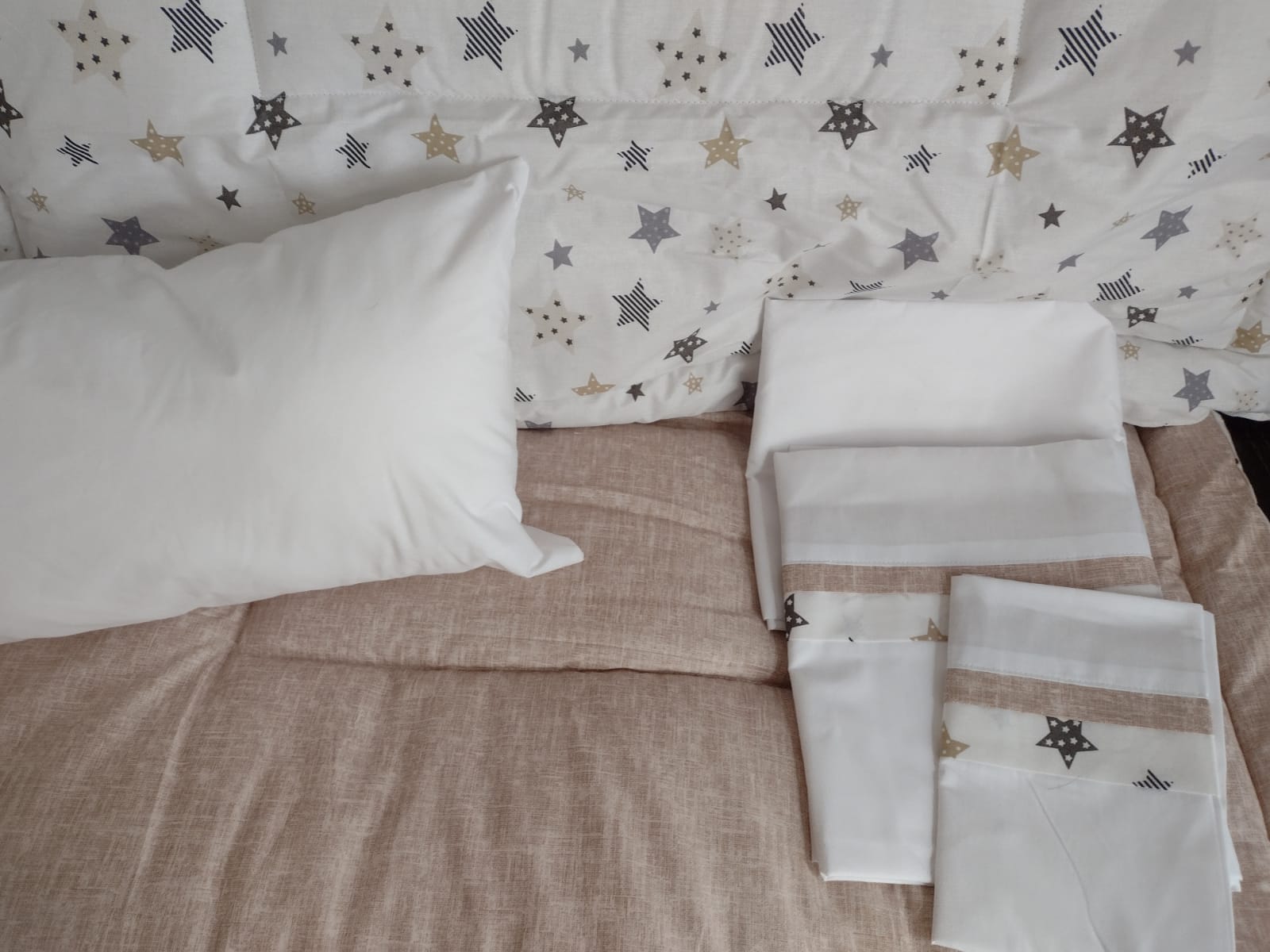 Kit de Cuna - Blanco estrellas grises y beige con beige jaspeado