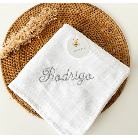 Fralda de pano com bordado inglês personalizada